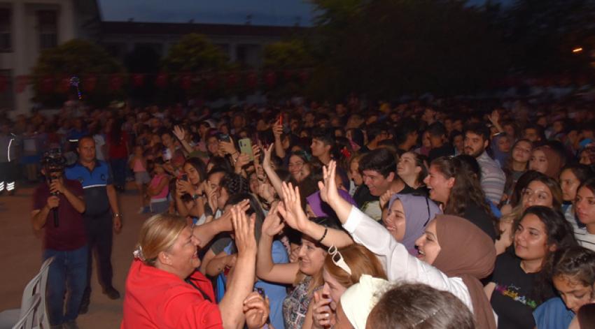 Ceyhanlı gençler Bilal Sonses’le stres attı