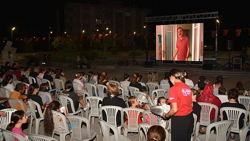 Ceyhan’da açık hava sineması büyük ilgi gördü