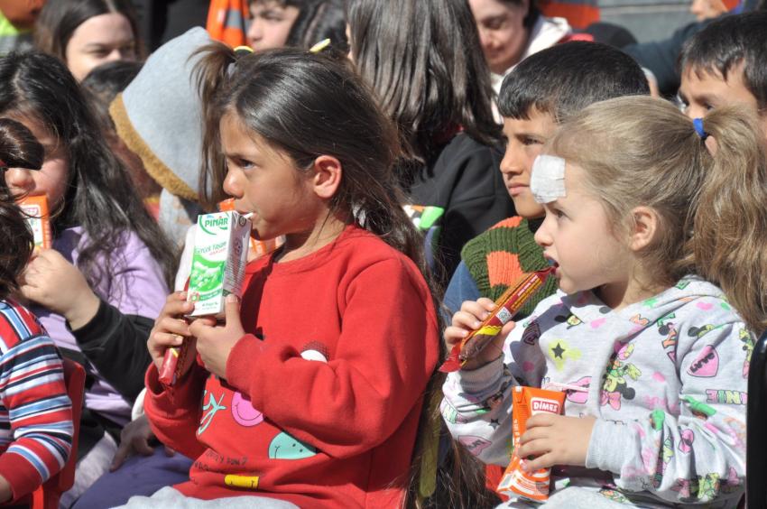 Depremzede çocuklar eğlendi