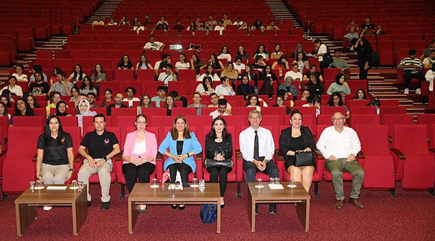ÇÜ'de konferanslar dizisi