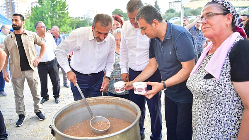 Başkan Çetin aşure dağıttı