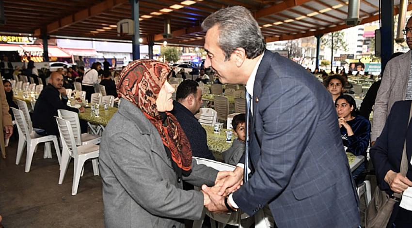 Başkan Çetin iftarını halkla açtı