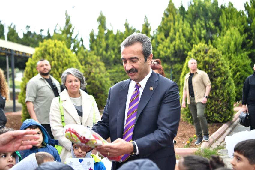 Depremzede arkadaşlarına oyuncak gönderdiler