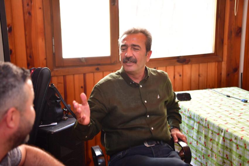 Başkan Soner Çetin kursiyerlerle türkü söyledi