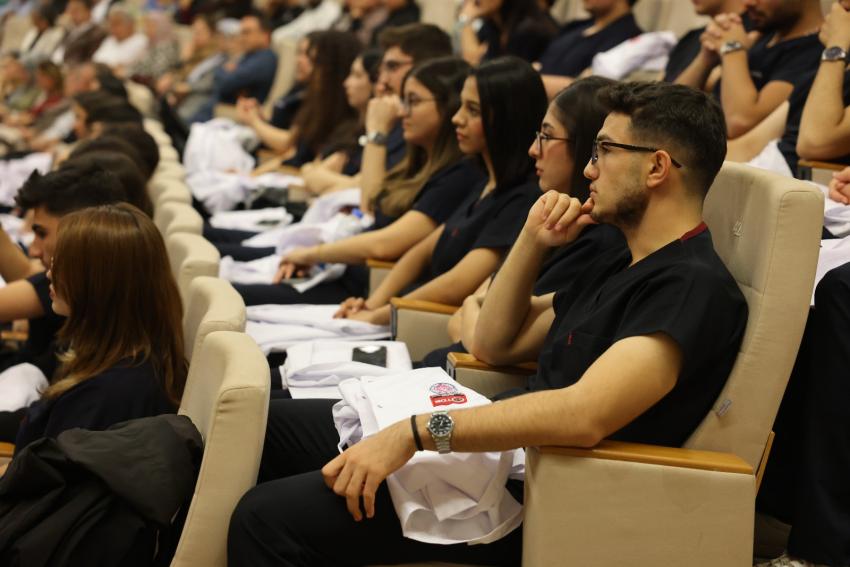 Diş hekimi adayları önlük giydi