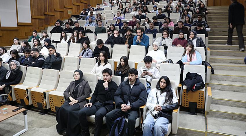 “Üniversiteler öğrencilerini iş dünyasına da hazırlayan yapılardır”