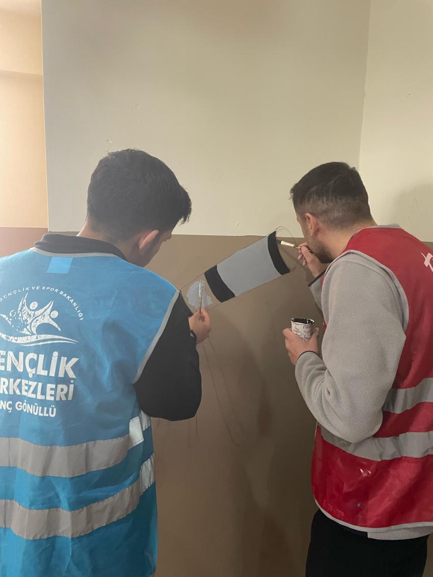 Okul duvarları renklendi