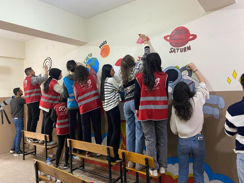 Okul duvarları renklendi