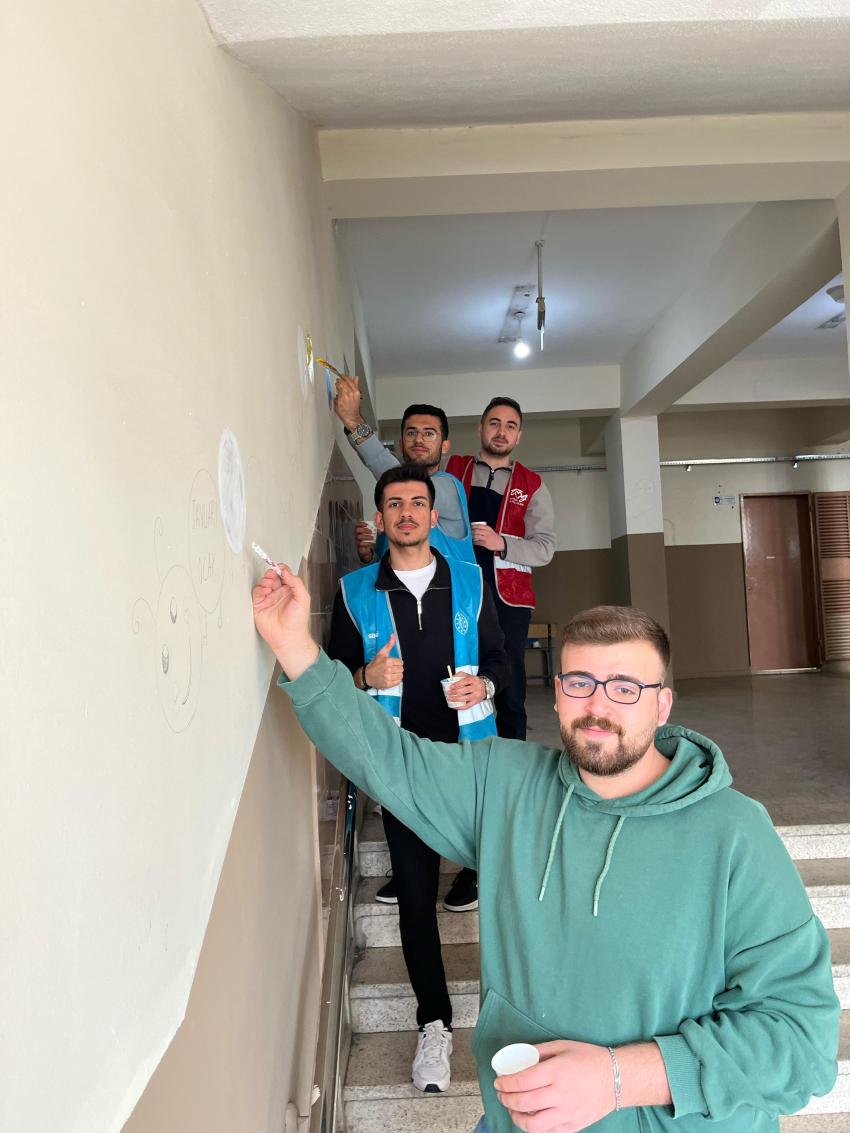 Okul duvarları renklendi