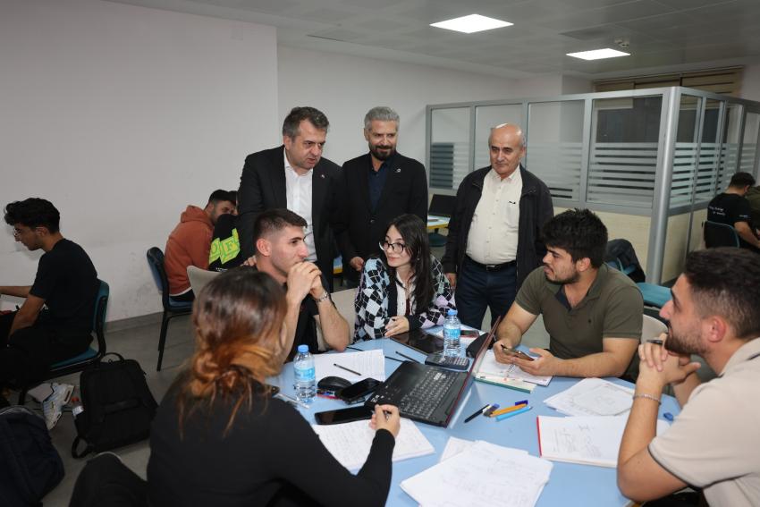 Kütüphane 24 saat açık