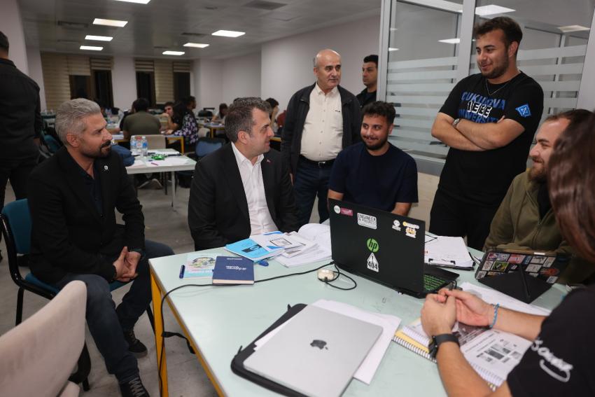 Kütüphane 24 saat açık