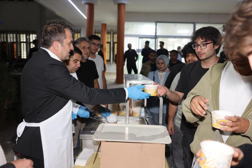 Kütüphane 24 saat açık