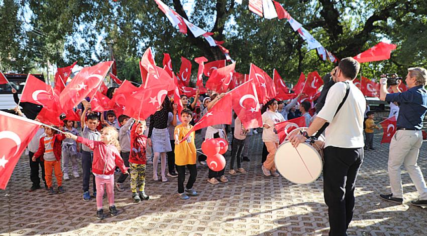 680 yaşındaki ağacın altında Cumhuriyet coşkusu