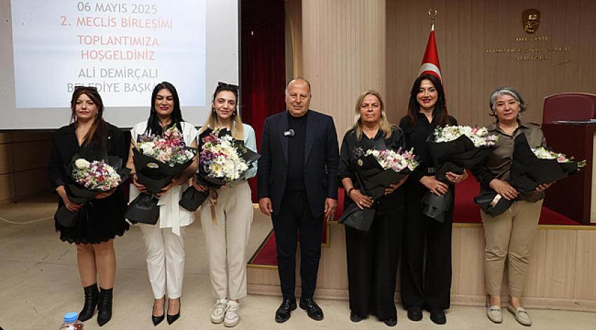 Başkan Demirçalı kadın meclis üyelerinin Anneler Günü'nü kutladı