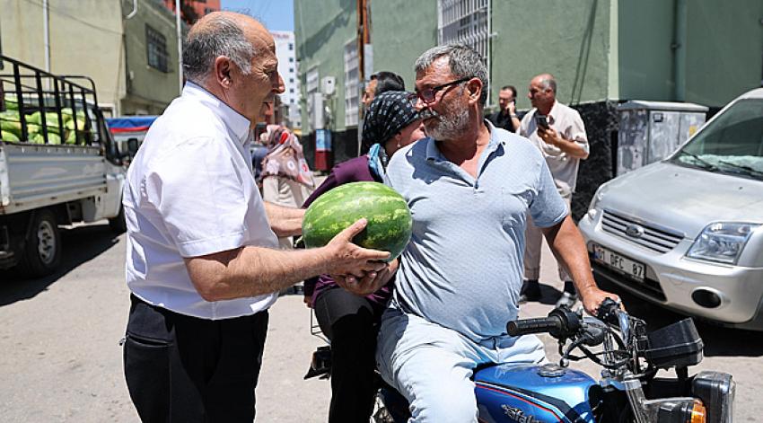 Başkan Demirçalı ücretsiz karpuz dağıttı