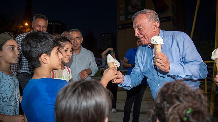 Başkan Akay dondurma dağıttı