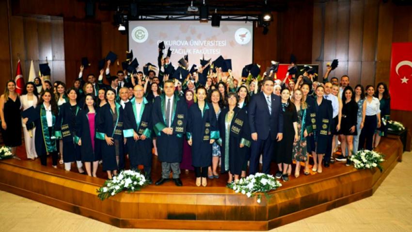 54 eczacı mezun oldu