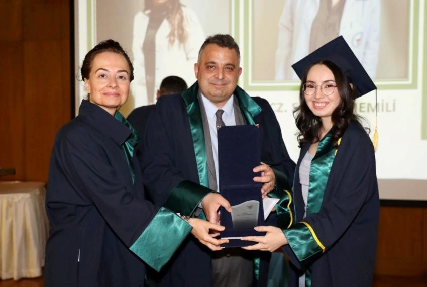 54 eczacı mezun oldu