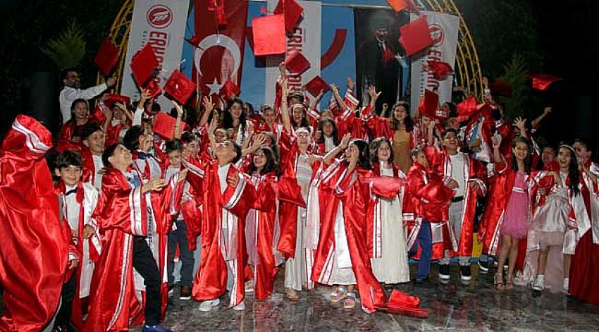 Erkanlı öğrencilerin mezuniyet sevinci