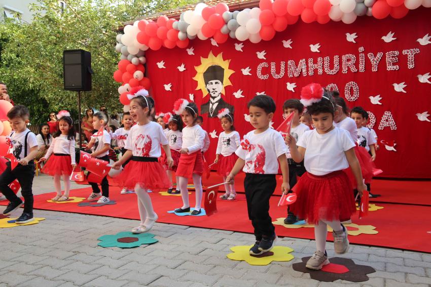 Miniklerin, Cumhuriyet coşkusu