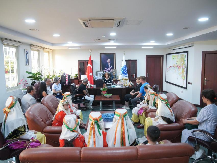 Kupalarını Başkan Oya Tekin'e armağan ettiler