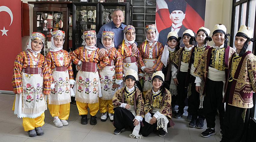 Seyhanlı halk oyunlarına dört dalda dört birincilik