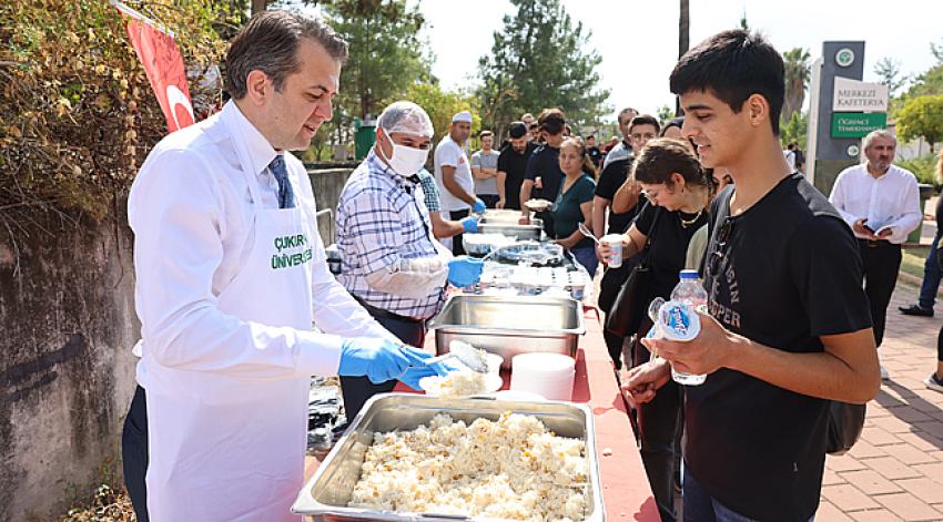 Rektör, yemek servisi yaptı