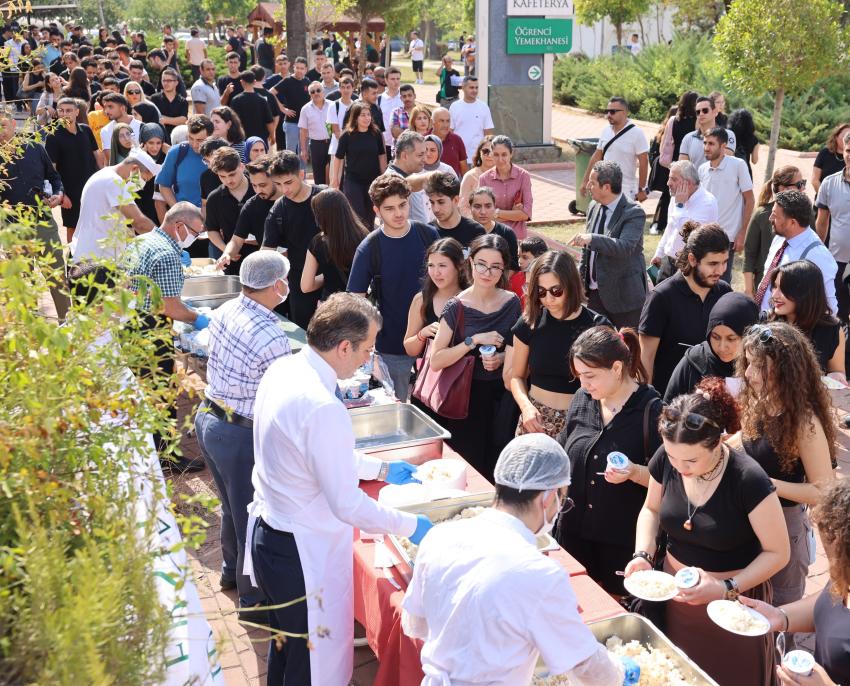Rektör, yemek servisi yaptı