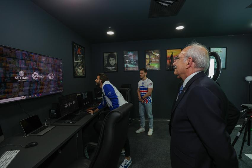 Kılıçdaroğlu VR gözlükle video izledi