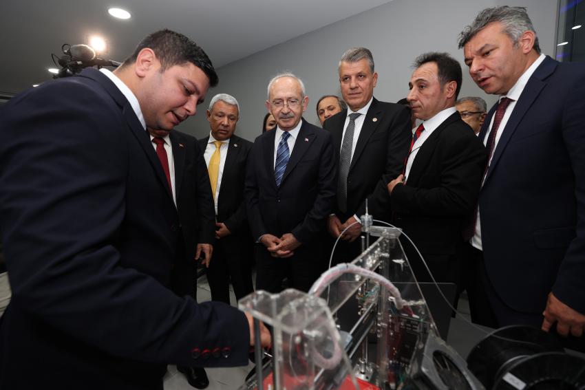 Kılıçdaroğlu VR gözlükle video izledi
