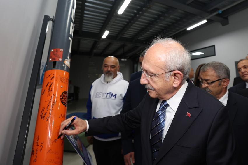 Kılıçdaroğlu VR gözlükle video izledi