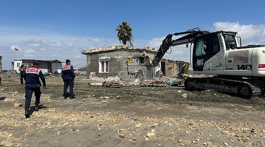 Karataş’ta kaçak inşa edilen 46 yapı yıkıldı