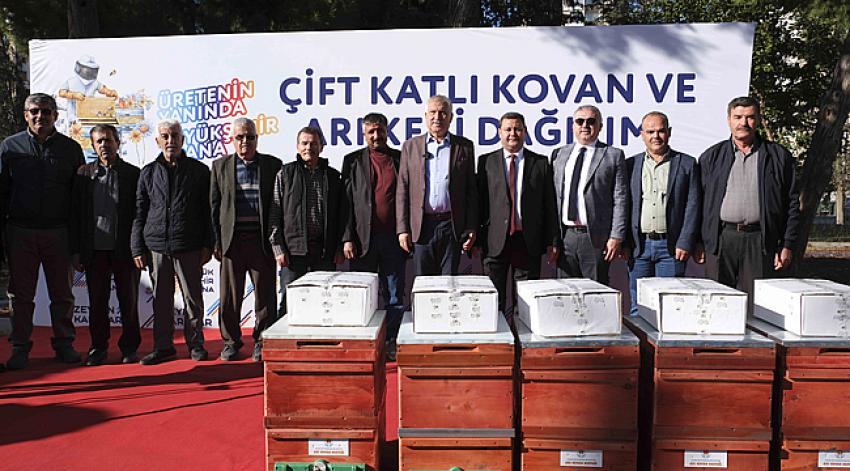 573 arı yetiştiricisine kovan ve arı keki dağıtıldı