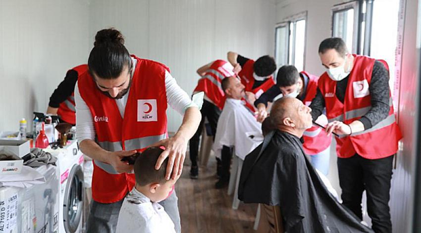 Kızılay gönüllüsü berberler Hatay'da
