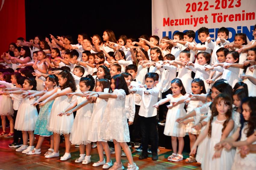 Kreş öğrencilerinin mezuniyet sevinci