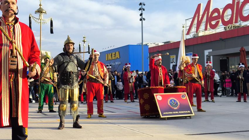 M1 Adana AVM'de muhteşem kurtuluş konseri