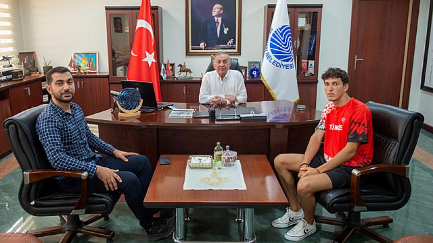 Milli Atletten Başkan Akay’a ziyaret