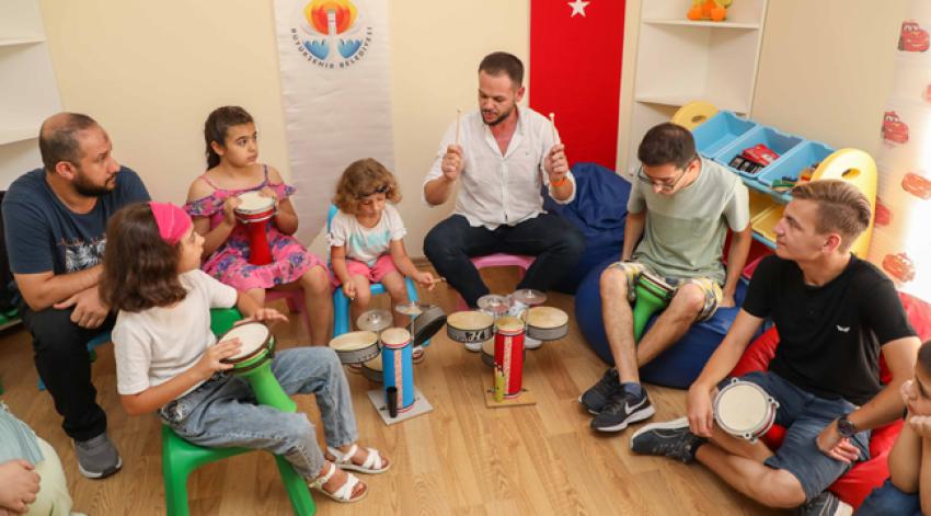 Özel gereksinimli çocuklara müzikli terapi