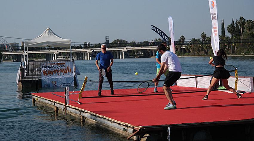 Nehir üzerinde voleybol, tenis ve konser