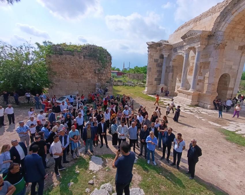 Nihal Ağca Anavarza’da Gençlerle Coştu