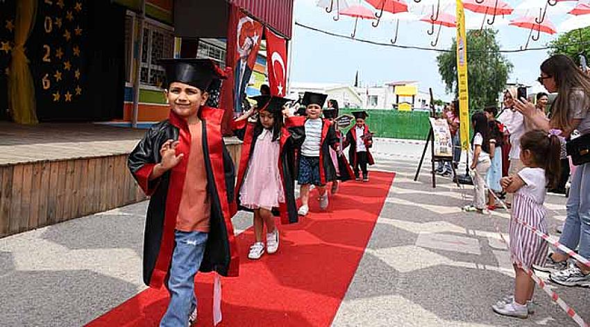Kırmızı halıda yürüdüler, kep fırlatıp şarkılar söylediler