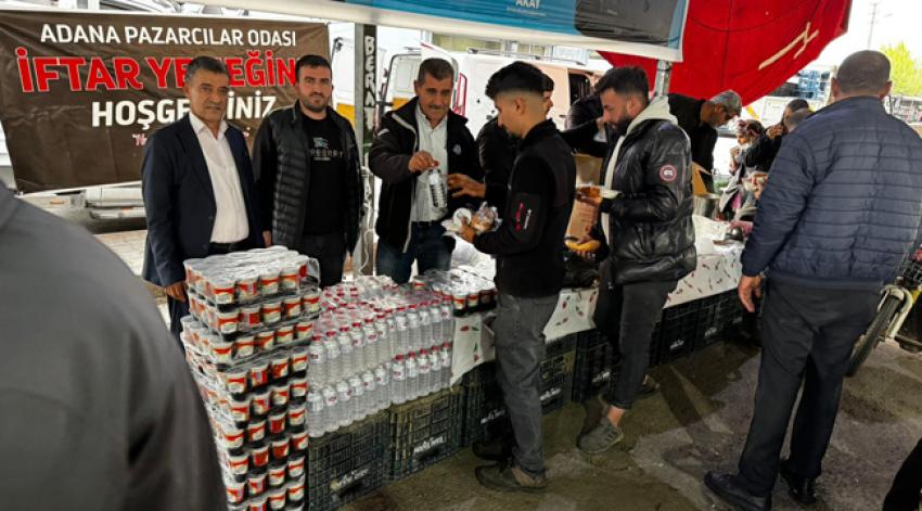 Pazarcılar, vatandaşlarla iftar sofrasında buluştu