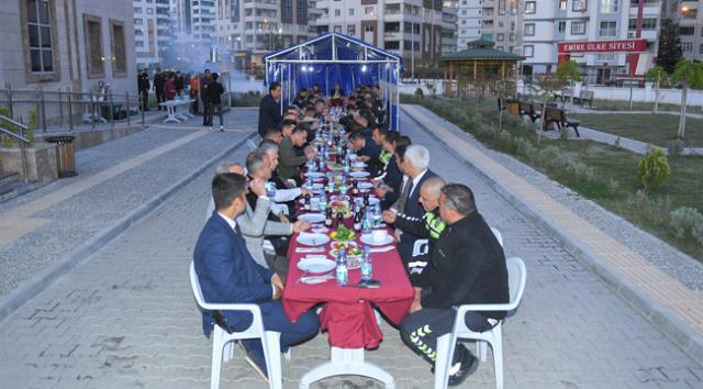 Polislerle iftar