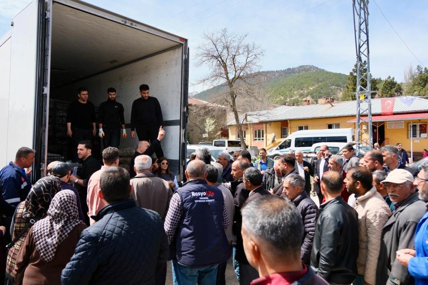 Pozantılı üreticiye 900 bin çilek fidesi daha dağıtıldı