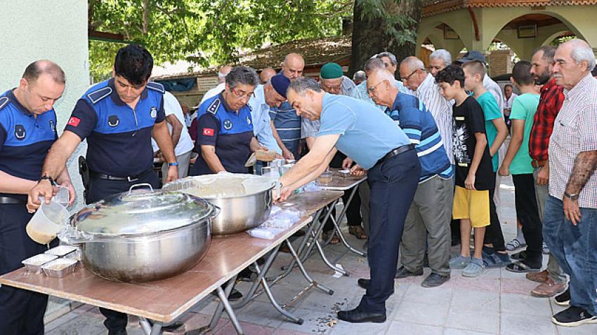 Pozantı Belediyesi vatandaşlara aşure dağıttı