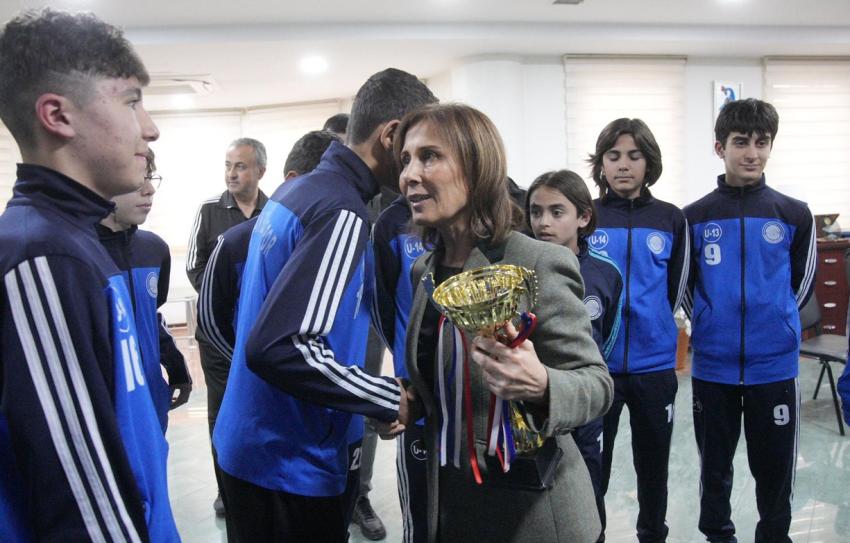 Şampiyonluk kupasını Başkan Tekin'e armağan ettiler