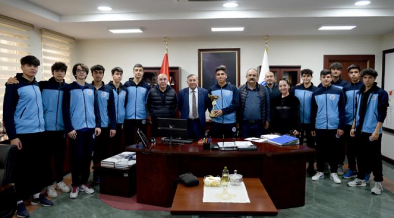 Şampiyonları kutladı