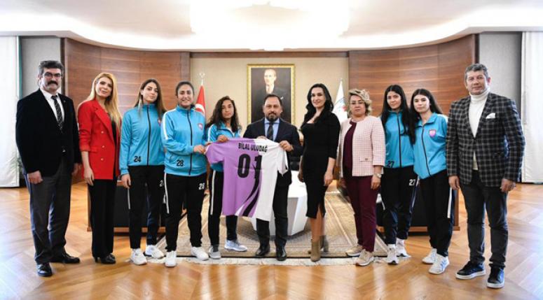 Kadın futbol takımı Başkan Uludağ'ı ziyaret etti