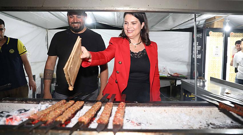 Rektör öğrencilere kebap pişirdi