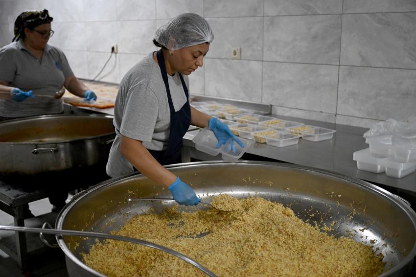 Seyhan'da ihtiyaç sahiplerine sıcak yemek desteği